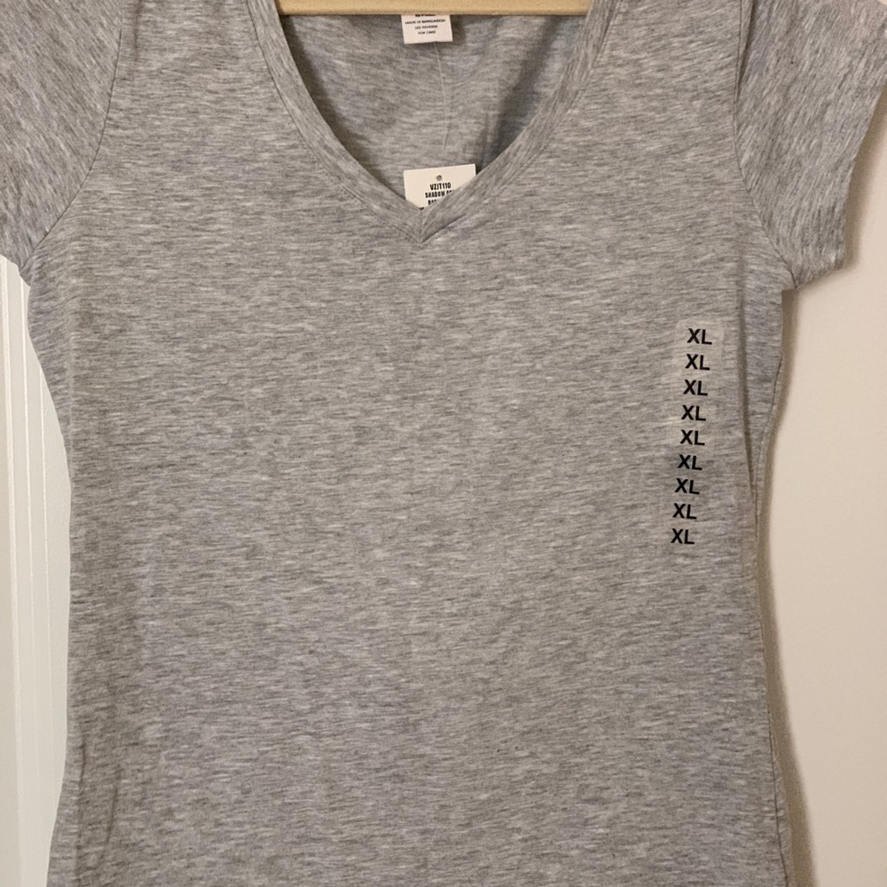 gray t shirt